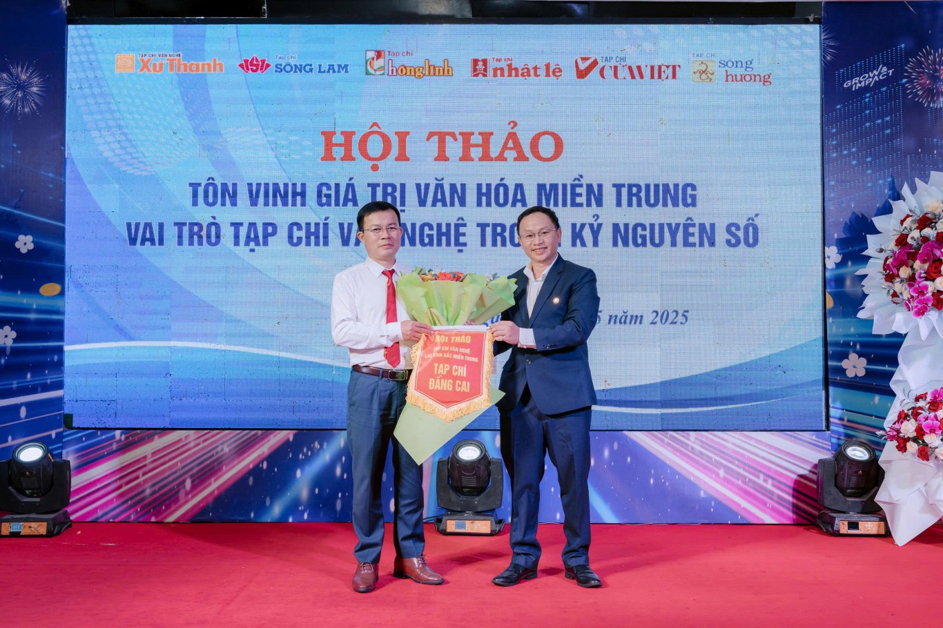 Trao cờ đăng cai Hội thảo năm 2026 cho Tạp chí Hồng Lĩnh